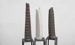 „Sehnsucht“, Steinzeug, Porzellan, Metalltisch 52x8x8 cm